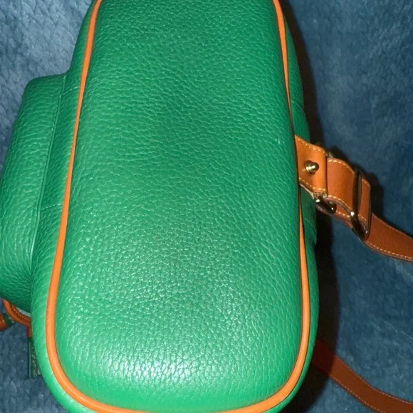 Dooney and Bourke large sling in Kelly Green - Picture 6 of 15